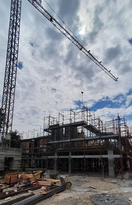 Cantiere con gru