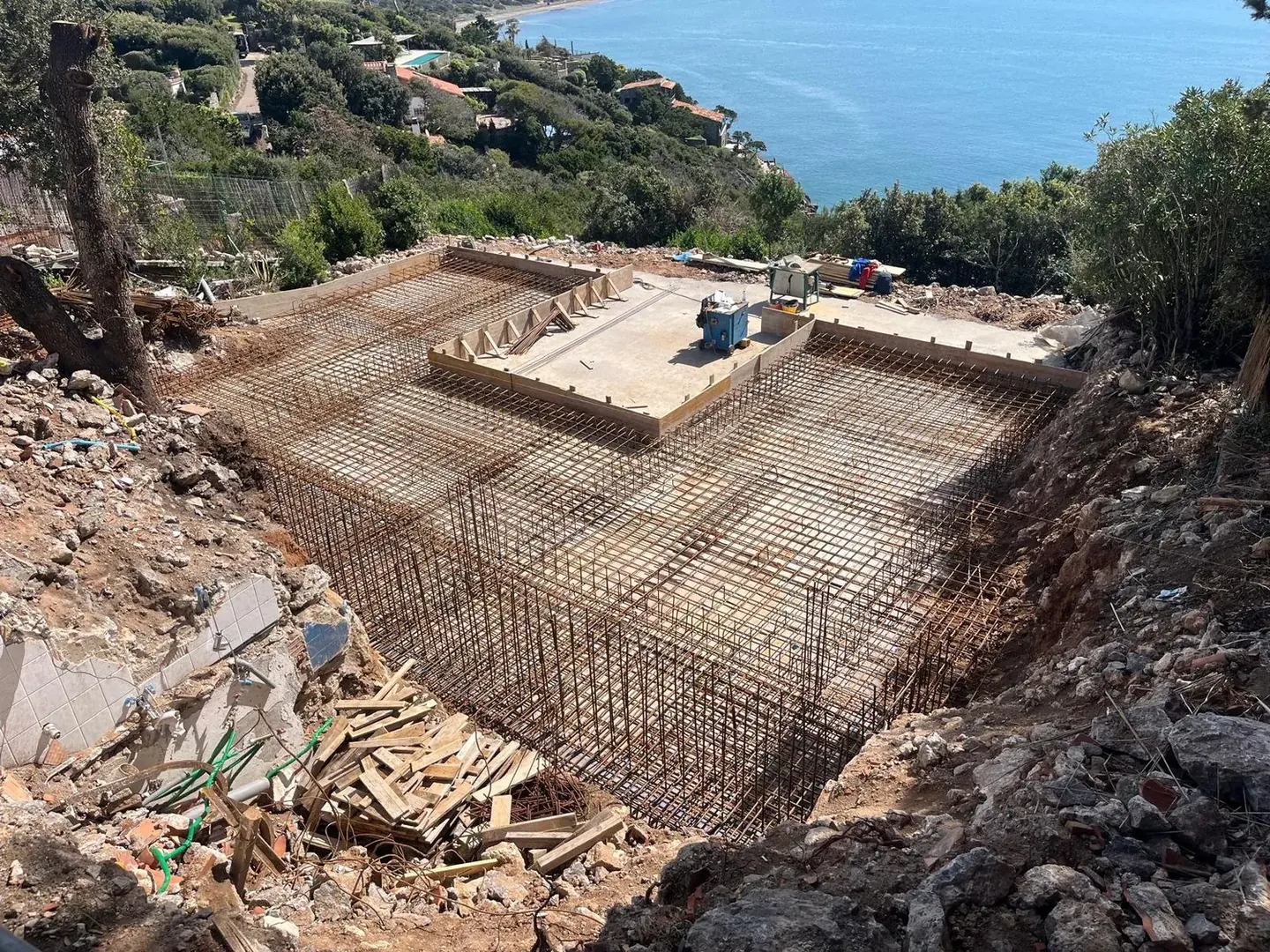 Fondazione in cemento armato con armature predisposte