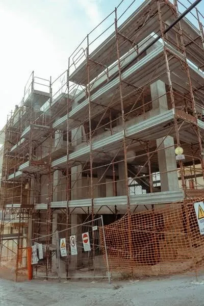 Edificio con ponteggi